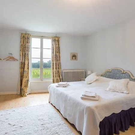 Villa Lussac-les-chateaux Sleeps 12 Pool Wifi *