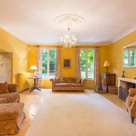 Lussac-les-chateaux Sleeps 12 Pool Wifi *