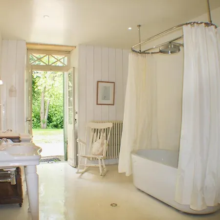 Lussac-les-chateaux Sleeps 12 Pool Wifi Lussac (Gironde)