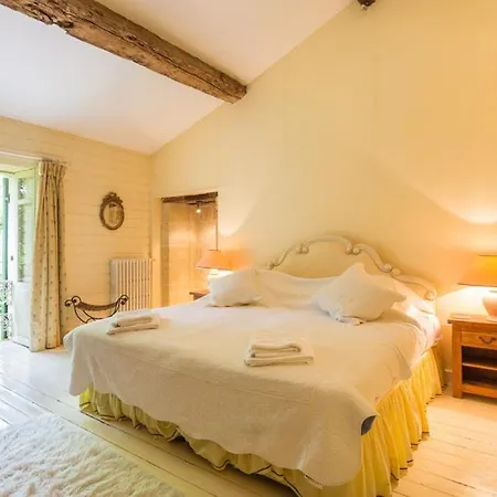 Lussac-les-chateaux Sleeps 12 Pool Wifi *