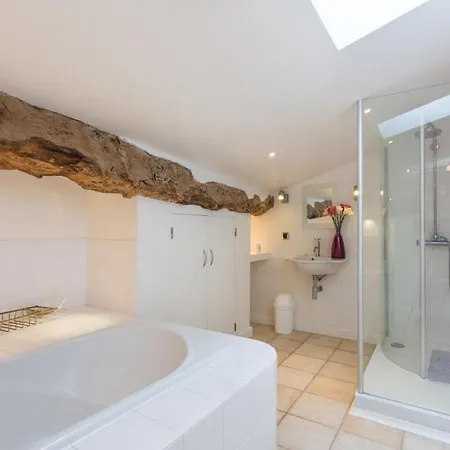 Villa Lussac-les-chateaux Sleeps 12 Pool Wifi Lussac (Gironde)