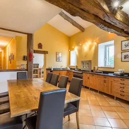 Lussac-les-chateaux Sleeps 12 Pool Wifi Lussac (Gironde)