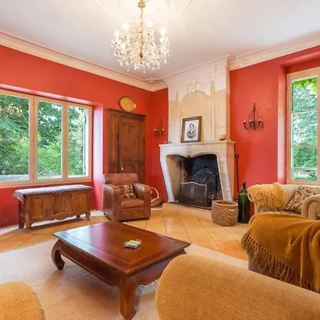 Lussac-les-chateaux Sleeps 12 Pool Wifi *