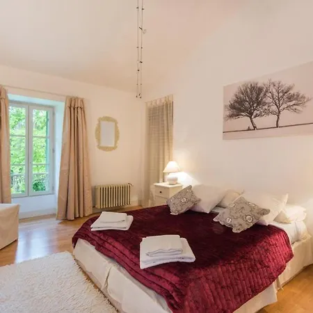 Villa Lussac-les-chateaux Sleeps 12 Pool Wifi